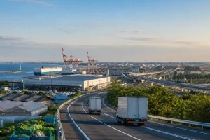 茨城の港湾・高速道路・物流倉庫を結ぶトラック輸送のイメージ